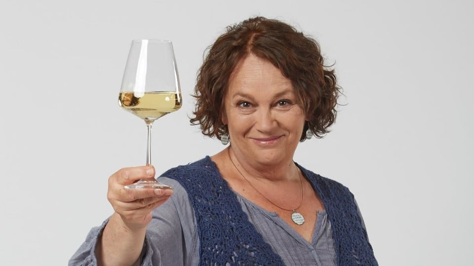 Jitka Smutná si na dobrém víně pochutná